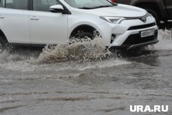 Жители жалуются на затопление улиц в жилом районе