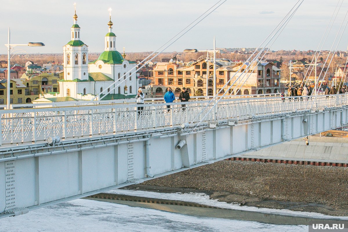 Возле моста Влюбленных автобус проехал близко к тротуару и окатил грязью пешеходов
