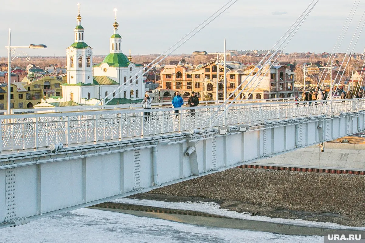 Возле моста Влюбленных автобус проехал близко к тротуару и окатил грязью пешеходов