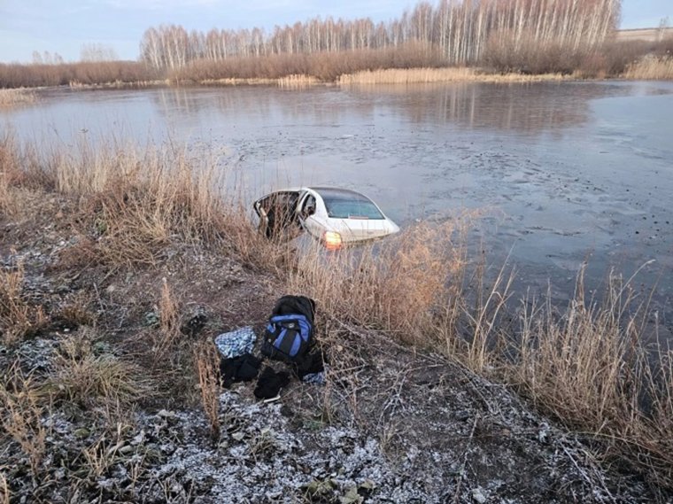 Иномарка слетела в водоем после ДТП