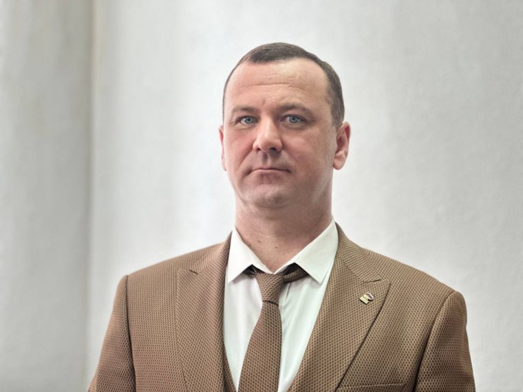 Первый кандидат на пост главы Алексей Кондратьев уже ожидает начало заседания