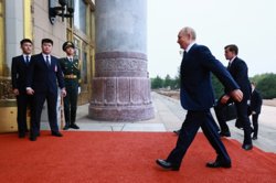 Президент РФ Владимир Путин уверенным шагом вошел в Дом народных собраний