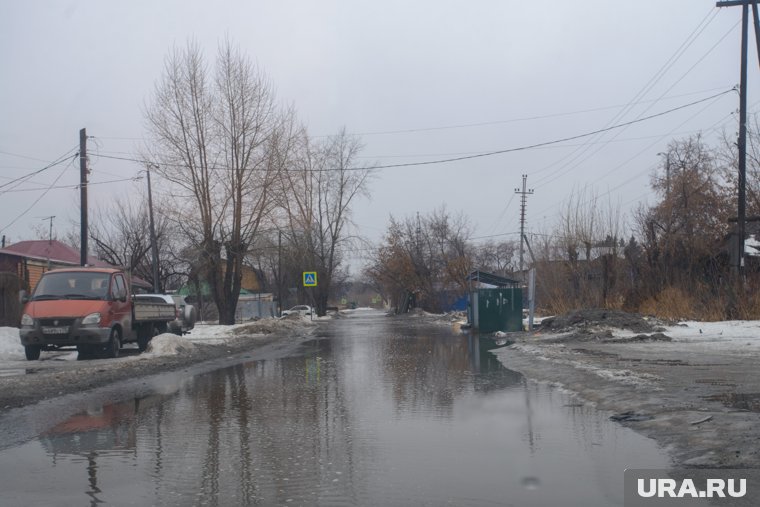 17 марта в Тюмени из-за потепления дороги оказались залиты водой 