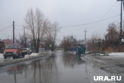 17 марта в Тюмени из-за потепления дороги оказались залиты водой 