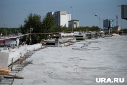  В несколько этапов строили мост