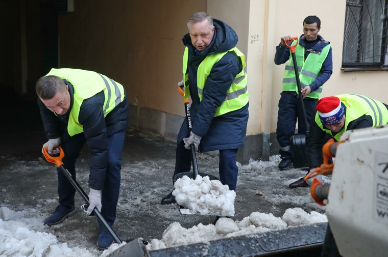 Врио губернатора распорядился выдать всем главам районов по лопате с надписью "лопата Беглова"