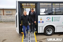 На передачу автобусов Кургану приехали мэр Науменко (справа) и замгубернатора Гаврин (слева)