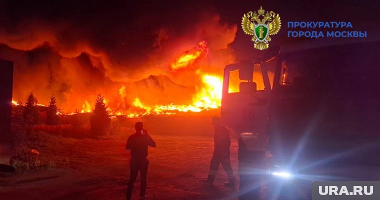 Возгорание предположительно произошло на неиспользуемом складе на улице Первого Мая, сообщили в ведомстве