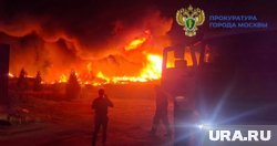 Возгорание предположительно произошло на неиспользуемом складе на улице Первого Мая, сообщили в ведомстве