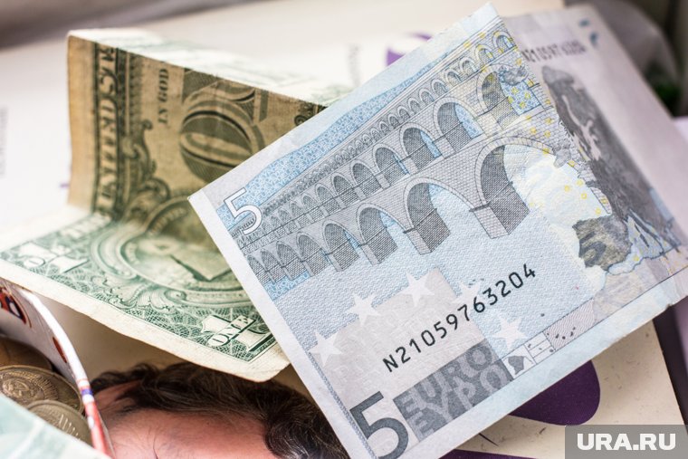 Из-за санкций США 13 июня Мосбиржа приостановила торги долларами и евро