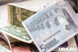Из-за санкций США 13 июня Мосбиржа приостановила торги долларами и евро