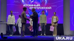 Губернатор вручил подарки тем, кто набрал максимальные баллы по ЕГЭ сразу по двум предметам