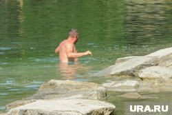 Молодой человек отдыхал в компании на берегу карьера