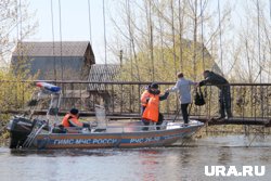 МЧС перевозило жителей на лодках и «ТРЭКОЛах»