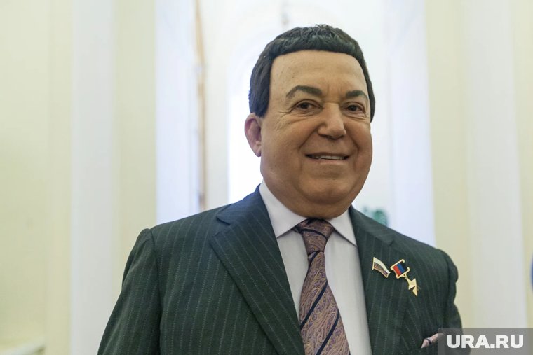 За свою карьеру Кобзон записал около трех тысяч песен и выступал более чем в 100 странах