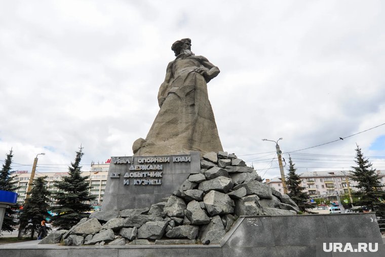 Бажовский великан встречает гостей на Привокзальной площади