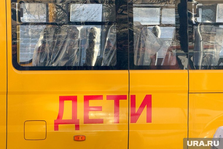 В Подмосковье школьники залезли в детский автобус и протаранили витрину в ТЦ