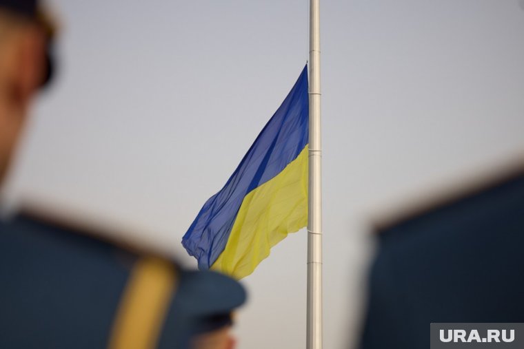 Флаг Украины переместили внутрь театра