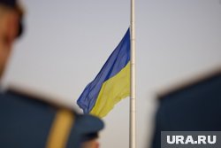 Флаг Украины переместили внутрь театра