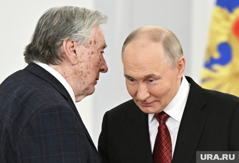Путин вручил медаль писателю Александру Проханову
