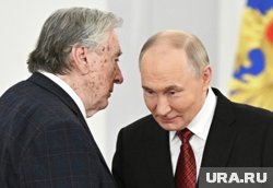 Путин вручил медаль писателю Александру Проханову