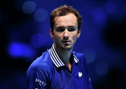 Медведев уже одерживал победу US Open в 2021 году, однако в этот раз сенсационно вылетел в первом же круге