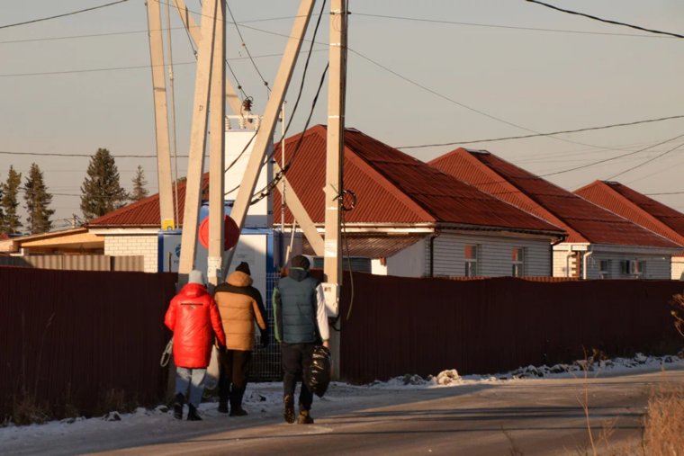 Пока власти и застройщик выясняют отношения, жители Перевалово продолжают заниматься своими делами,..