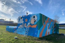 Новый мурал на фасаде тепловой камеры украшает набережную города
