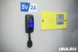 Одновременно в трамвае можно заряжать несколько телефонов