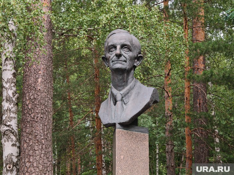 Памятник Юлию Харитону стоит напротив Дома ученых в Сарове