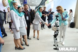 Робот Володя общался с публикой на форуме в Петербурге