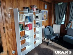 На теплоходе есть комната отдыха с телевизором, книгами и настольными играми