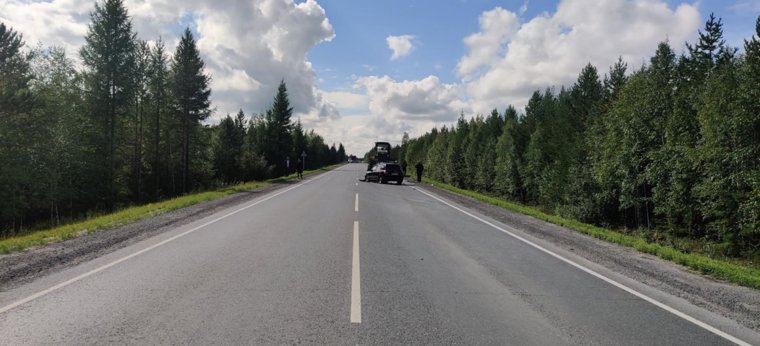 Лада столкнулась с атогрейдером на 440 километре автодороги Салехард - Сургут