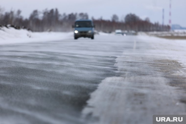 В ХМАО на пяти участках трассы ввели скоростное ограничение из-за непогоды