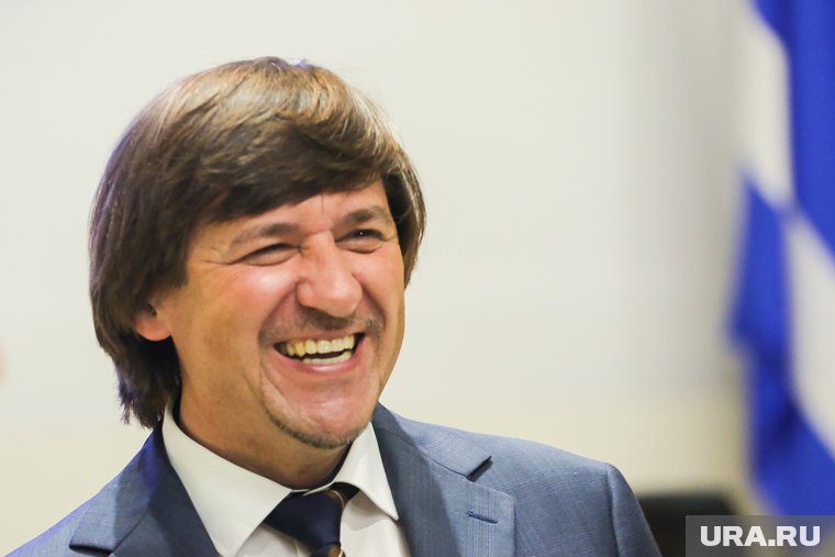 Глава Тюмени Максим Афанасьев появился на заседании облдумы с новой прической