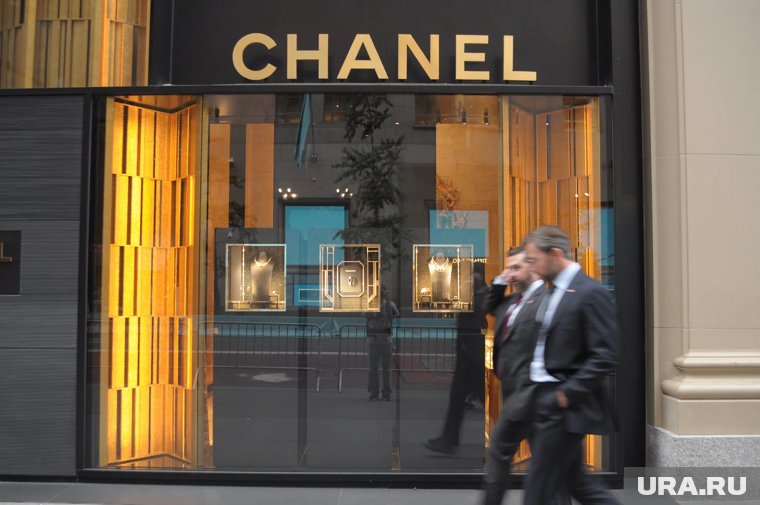 Неизвестные протаранили бутик Chanel на красном седане
