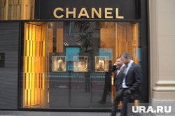 Неизвестные протаранили бутик Chanel на красном седане