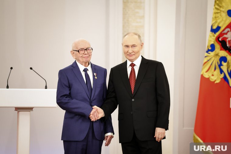 Президент Владимир Путин вручил звезду Героя труда ядерщику Юрий Дикову