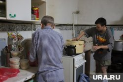 Лера в приюте с неподдельной радостью берет на себя заботу о подопечных