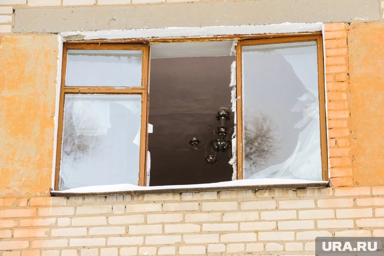 С шестого этажа дома на Васильевском острове выпали женщина и ребенок