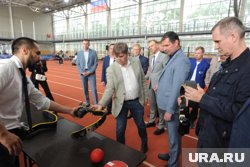 Депутаты ознакомились с протезами для спортсменов с ампутацией ноги 