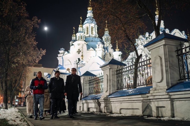 Осмотрели храм с новой подсветкой мэр Максим Афанасьев (в центре), представитель акционеров «Корпорации СТС» Алексей Бобров (слева) и директор компании Данил Анучин (справа)