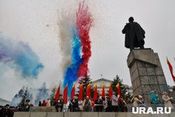 Фейерверк с триколором запустили после поздравления губернатора Вадима Шумкова