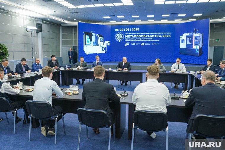 Осмотрев стенды, глава правительства встретился со студентами и преподавателями технических вузов