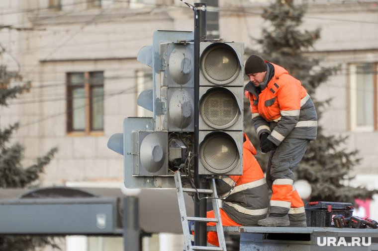 Нерабочий светофор стал причиной хаоса на дороге в центре города 