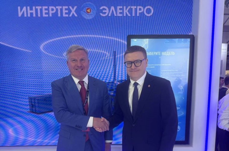 Во время экскурсии по выставочному стенду также прошло обсуждение вопросов о работе челябинского энергопредприятия