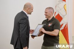 Денис Рыжий получает награду от Артема Жоги