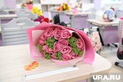 Классический букет из пяти роз выйдет около 1,1-1,3 тысячи рублей
