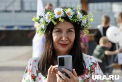 Челябинцы поддержали праздник национальными костюмами и цветами