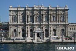 Монахи проводят традиционные ритуалы, используя молитвенные барабаны